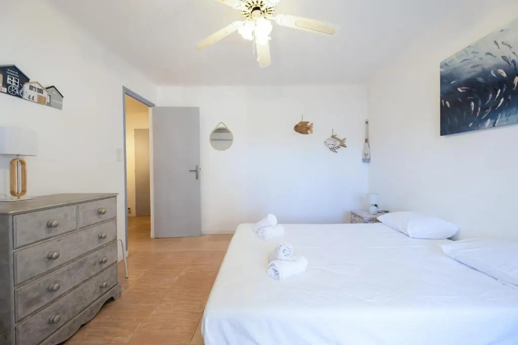 SERRENDY 2-bedroom apartment with terrace and parking only 100 meters