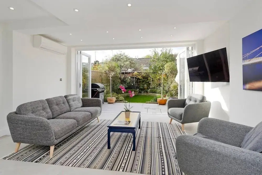 Spacious 4 Bed House, Battersea