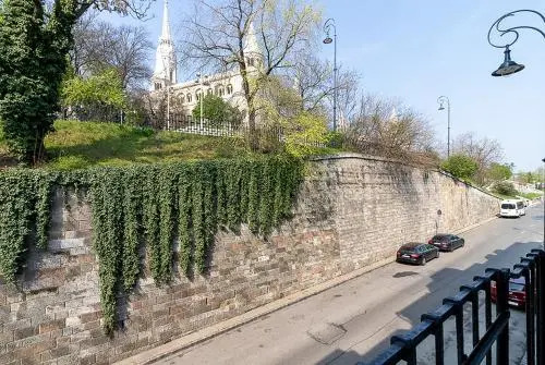 Buda Castle Serpentine Apartments