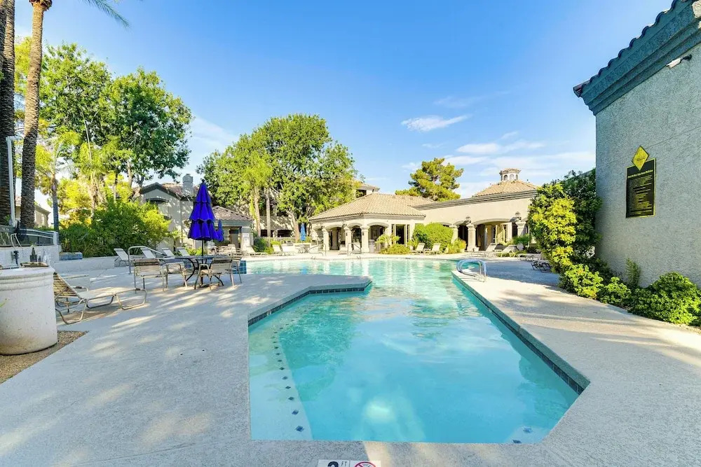 3 Mi to Tpc: Chic Condo w/ Pool Access & Grills