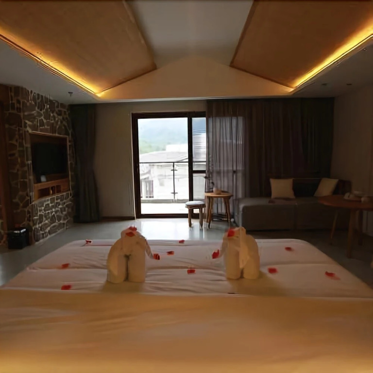Qiliping Peninsula Hotel