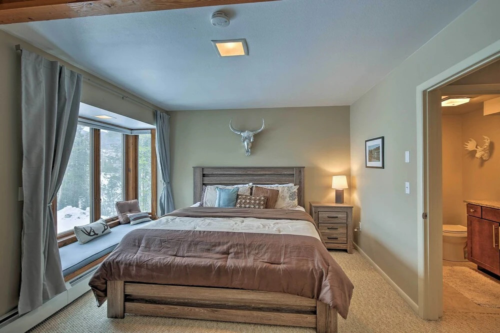 Luxurious Grand Lake Vacation Rental w/ Hot Tub!