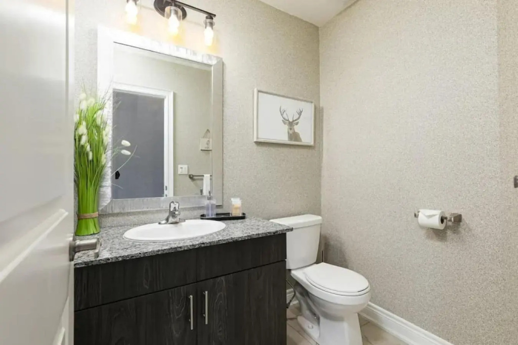 Exceptional 3 BDRM Townhome - 4 Seasons Rental