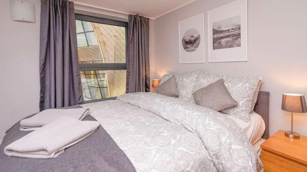 Leeds City Centre Apartment with River View