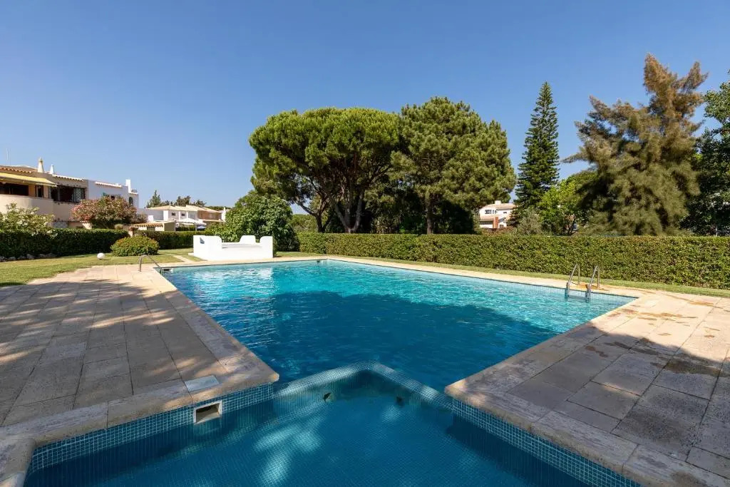 Elegant villa with private pool in Quarteira