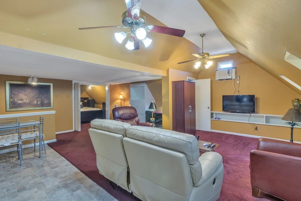 Cute Apartment In The Heart Of The City 2 Bedroom Apts by RedAwning