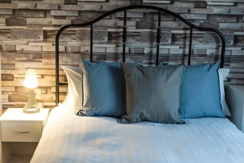 Gorgeous Modern 4 Bedroom House - Free Parking and Netflix by WHA for Contractors Relocation