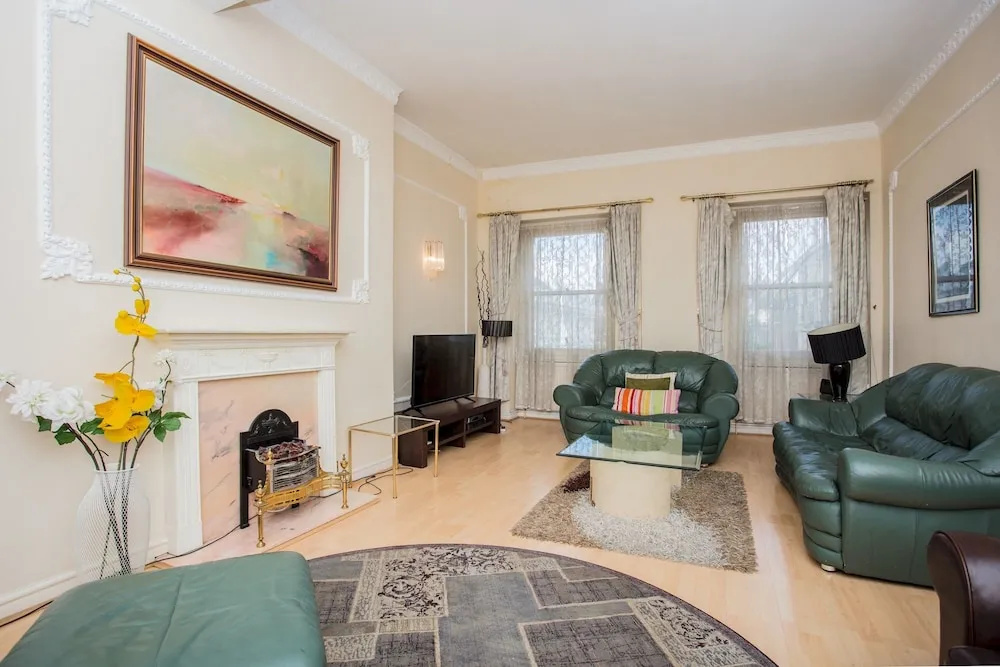 Lovely 2 Bedroom Apartment Near Hyde Park