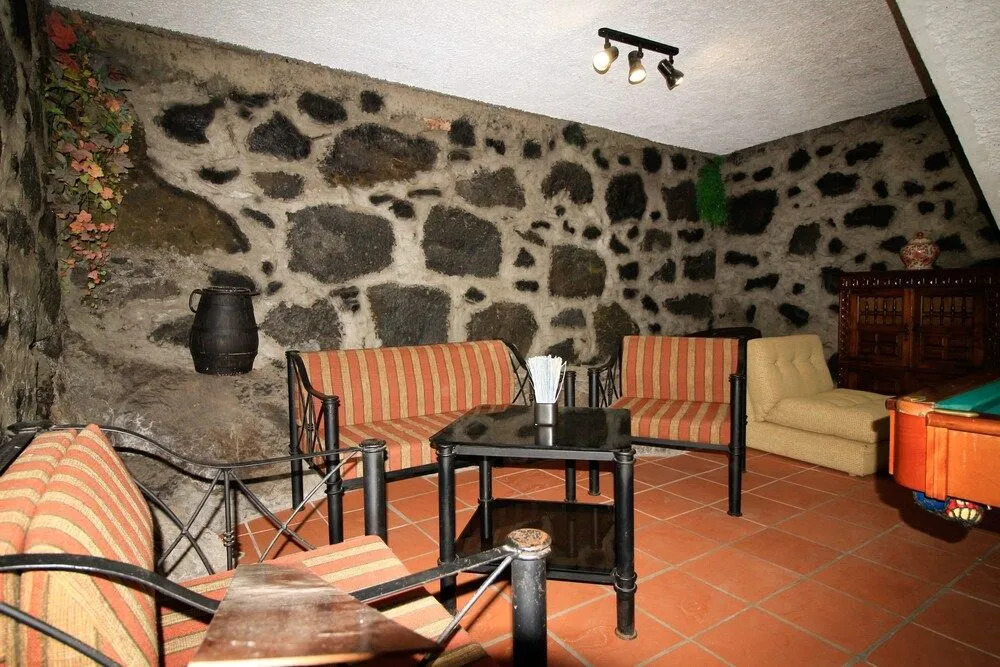 Gouveia Cottage by Analodges