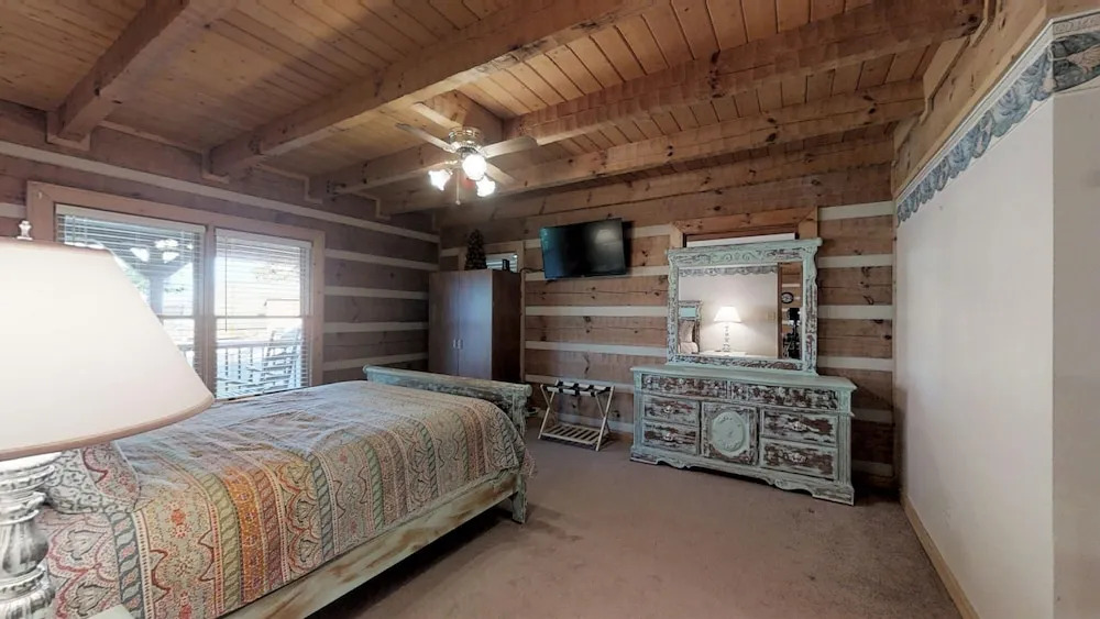 Dogwood Acre 3 Bedroom Cabin by RedAwning