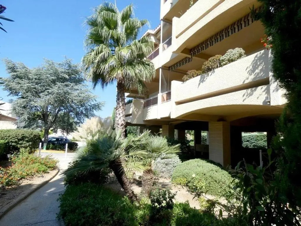 Appartement Le Brusc, 1 pièce, 2 personnes - FR-1-316-250