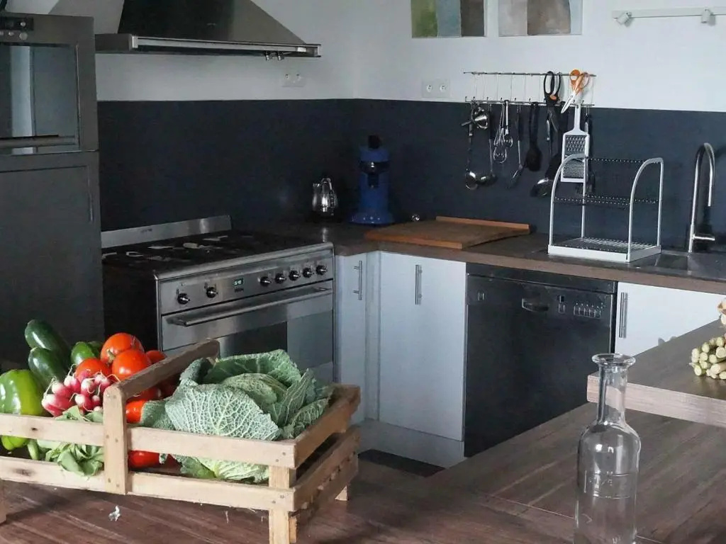 Maison Spacieuse avec Piscine Couverte et Wifi à Laleu - FR-1-497-46