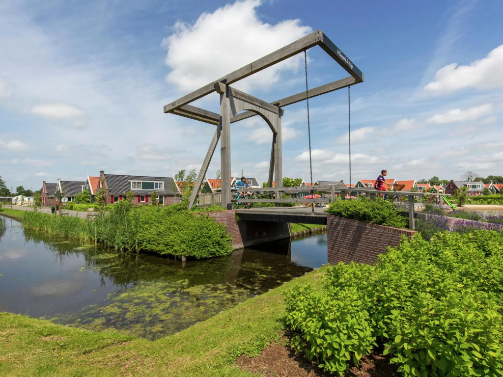 Comfy house with a sun shower, Alkmaar at 15 km