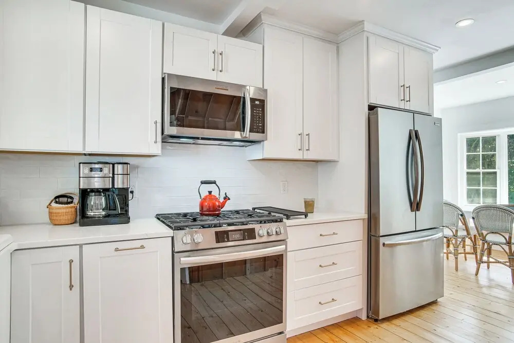 Walk to 2 Beaches! Group-friendly Pocasset Home