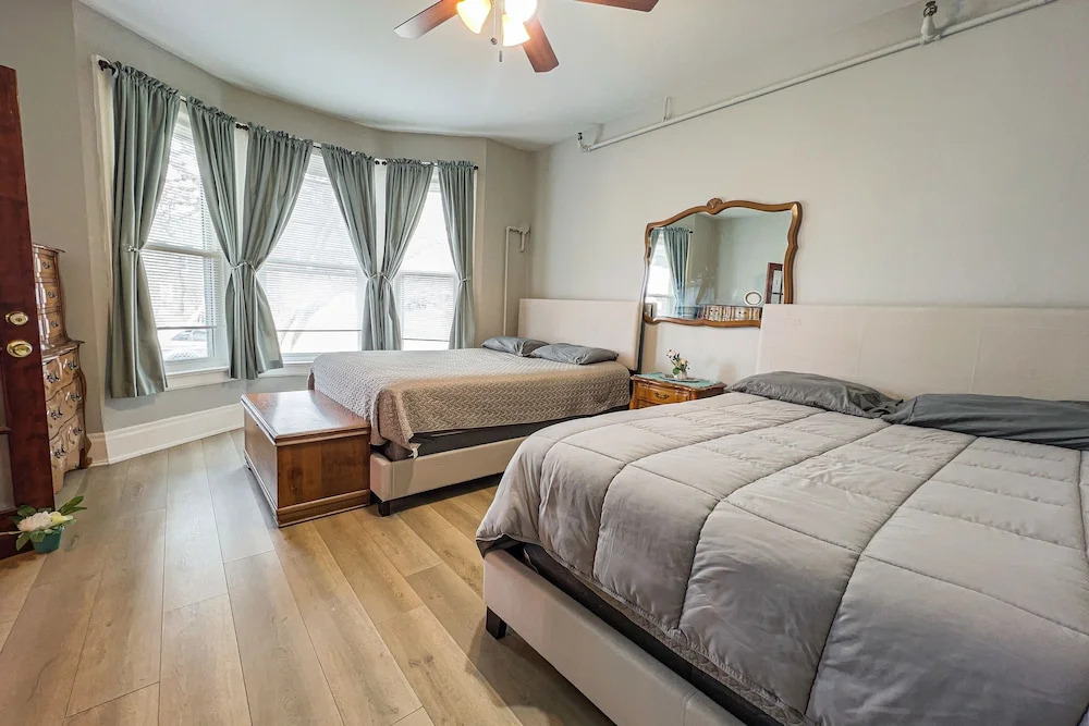 THE 1023 With Private Yard & Parking, Near Falls & Casino by Niagara Hospitality