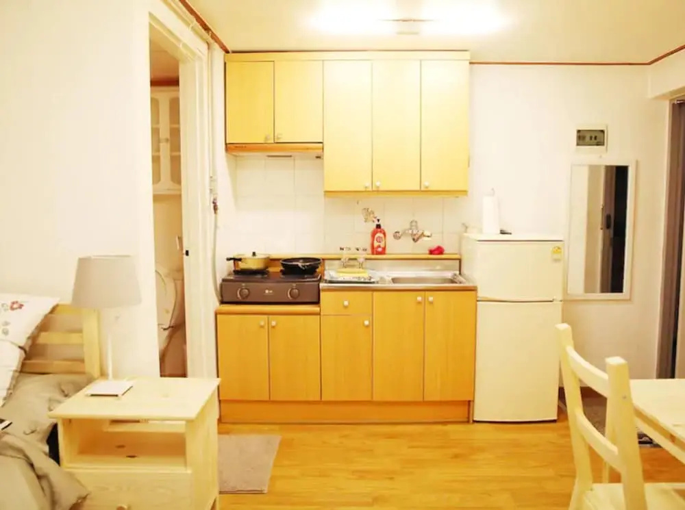 1sec from Hongdae SUB, Reliable room, wifi&Netflix