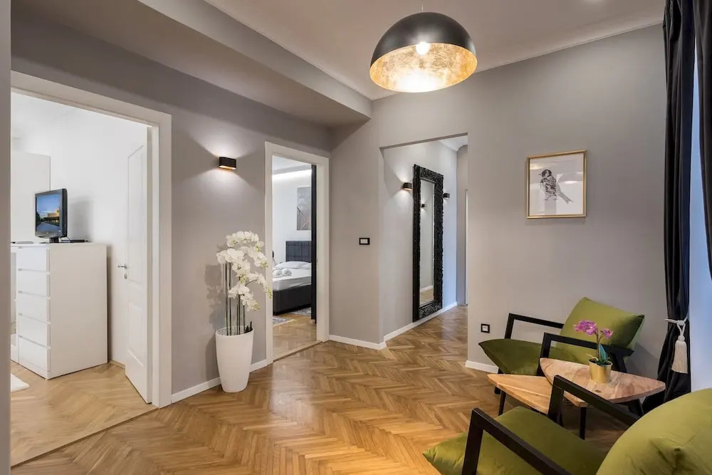 Spacious 2BDR Apartment few steps from City Center