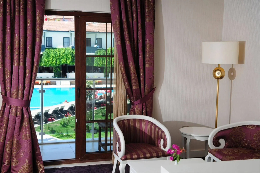 Han Deluxe Hotel