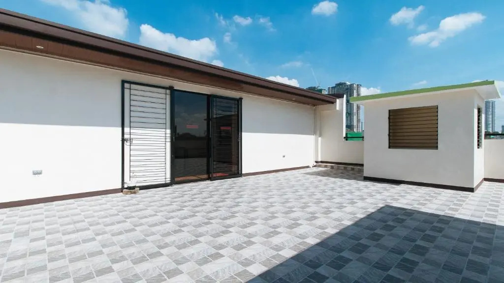 RedDoorz Plus near Uptown BGC Mall