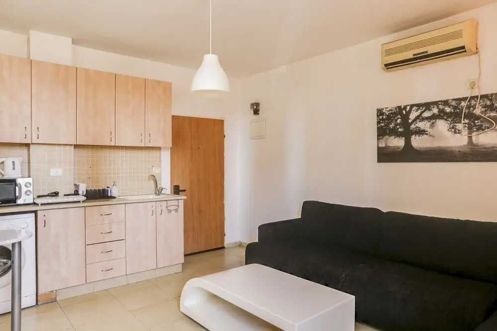 Central Apartment by Rothschild & Market