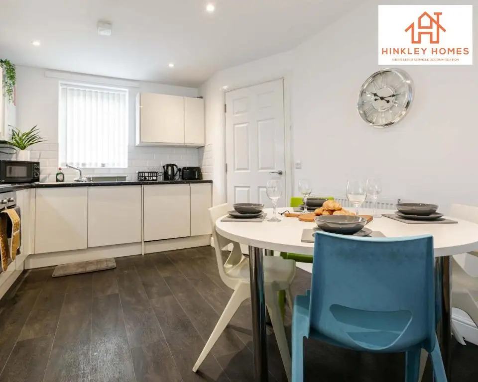 Modern Townhouse - Free Gated Parking - City Centre - 5 ! By Hinkley Homes Short Lets & Serviced Accommodation