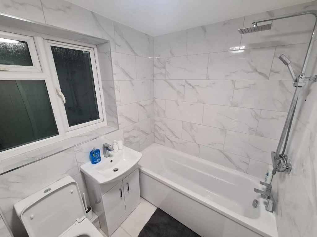 6 Bed sleeps 7, 1 mile from M54 i54 Jaguar Land Rover MOOG