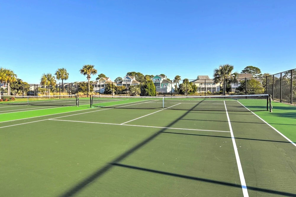 Harbor Island Condo w/ Pool Access: Walk to Beach!