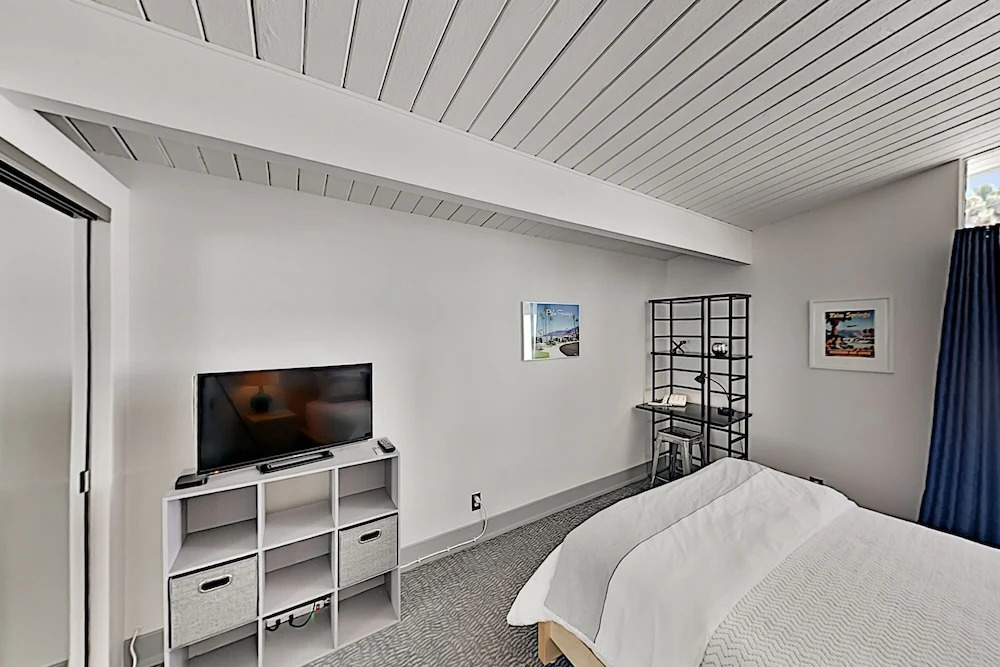 Sleek Alexander W/ Heated Pool, Near Downtown 3 Bedroom Home