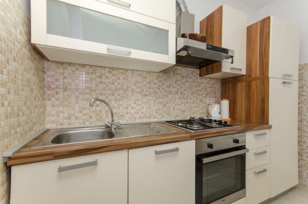 Holiday house More - garden shower: Vinisce, Riviera Trogir
