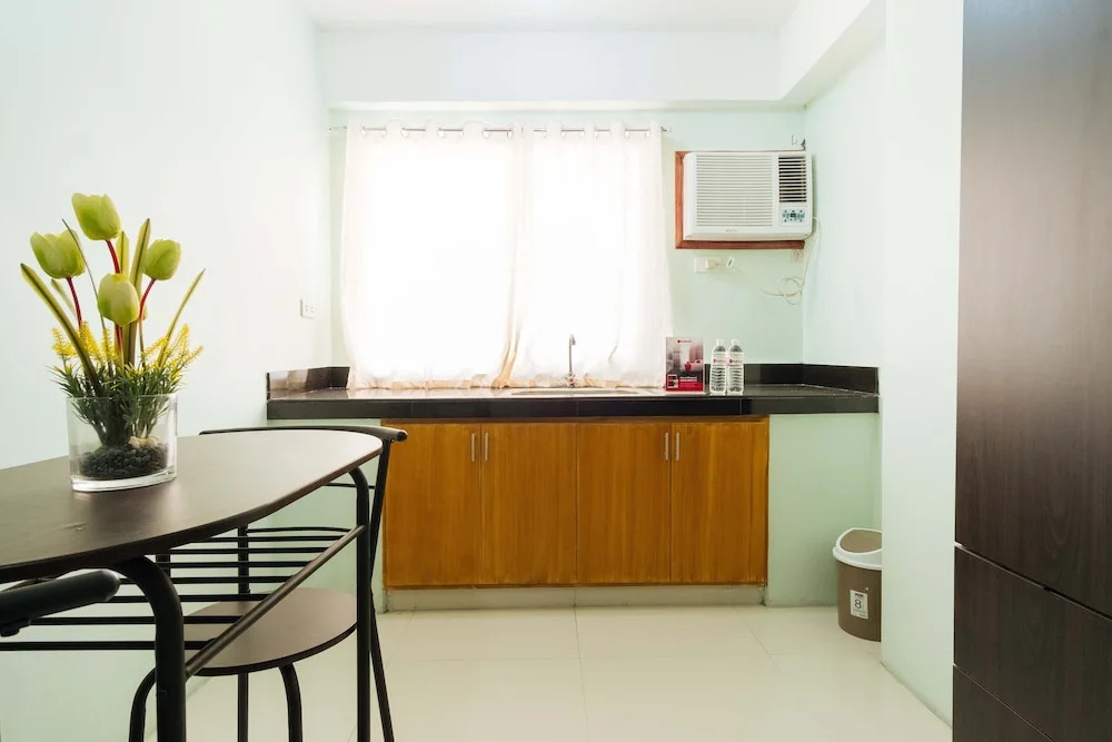 RedDoorz Near C5 Kalayaan Avenue Makati