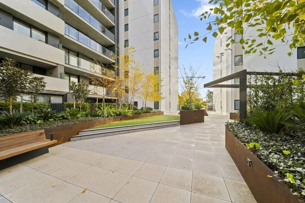 Sleek Inner-city 2-bed With Swimming Pool & BBQ