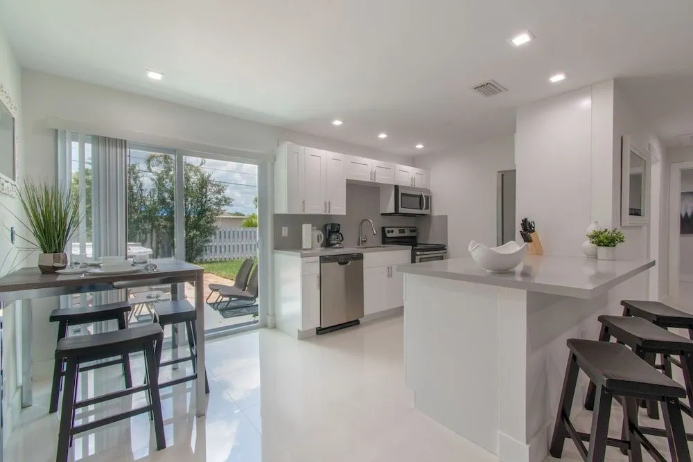 Dania Beach Beauty 3BR with Hot Tub
