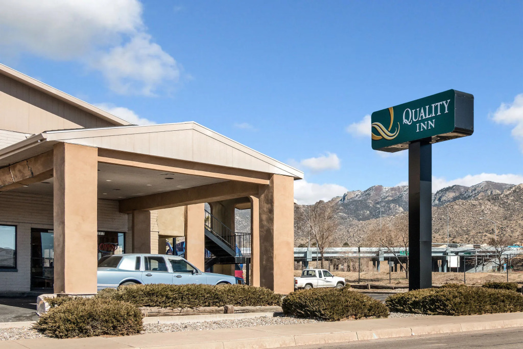 Desert Sands Inn & Suites