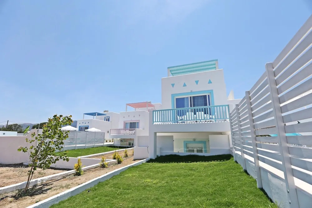 XENOS Villa 5 with a private pool near the sea