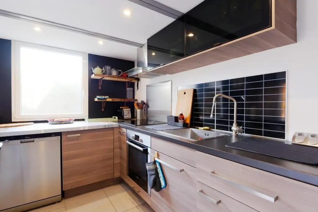 Air-conditioned duplex apartment with furnished terrace in the city center