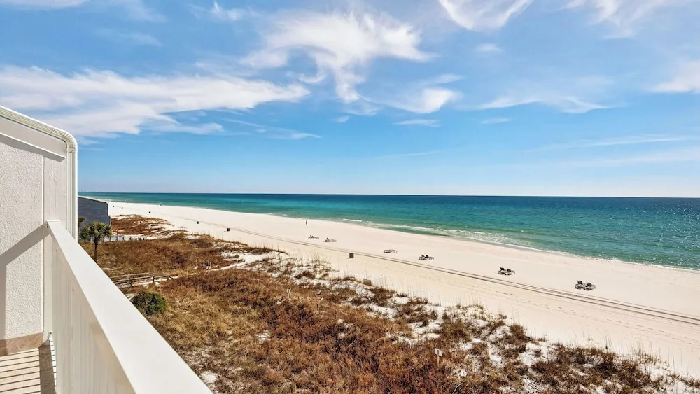 Blue Marlin by Avantstay Beachfront w/ Views, Pool Access, Beach Chairs