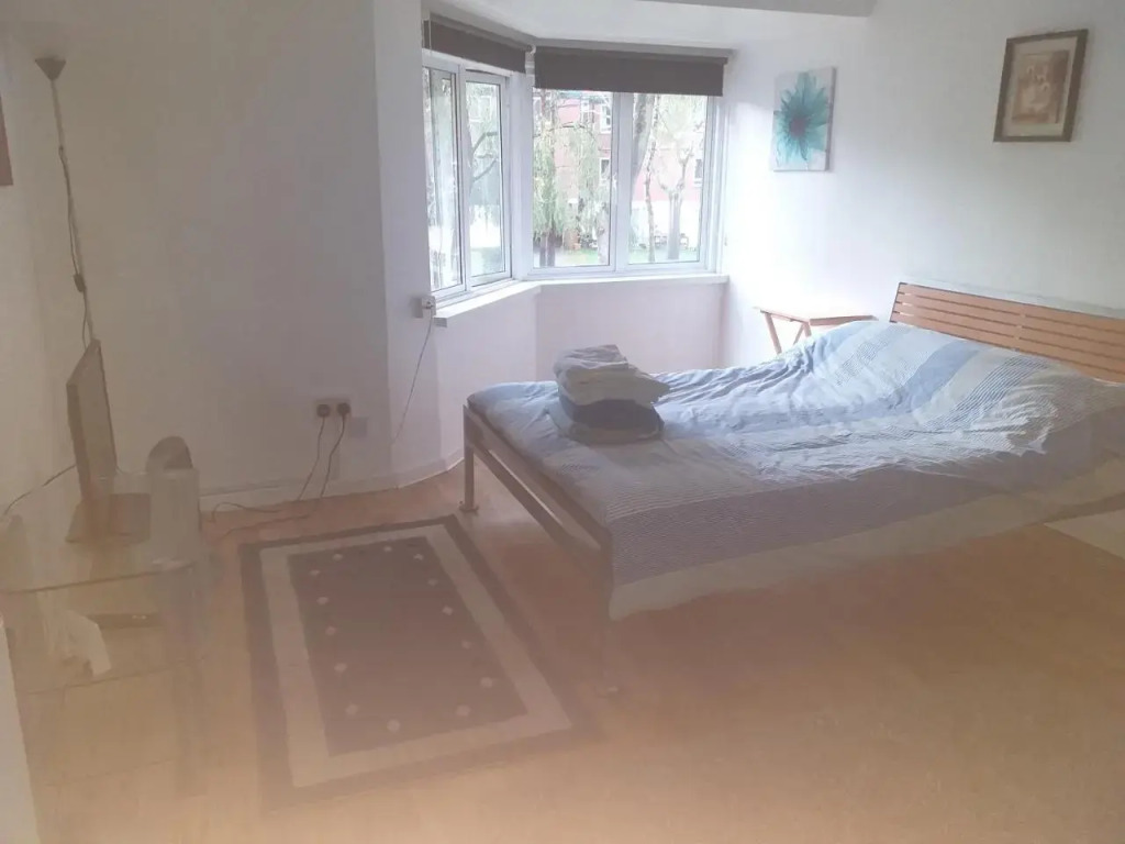 Studio flat in central Bracknell