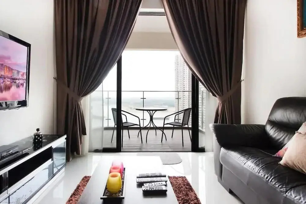 High-floor 2BR Suite, Water Views, Free Parking