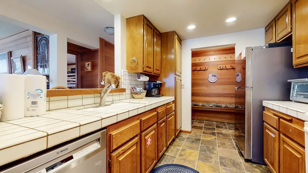 Walk to Mammoth Ski Lifts at Canyon Lodge Condo