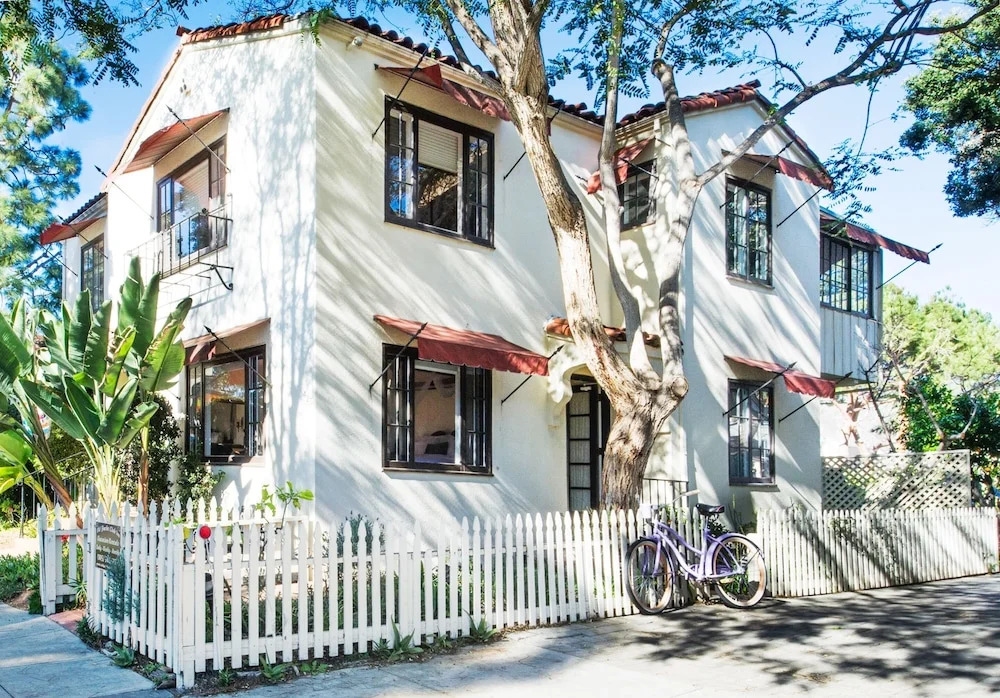 Charming Studio - 1 Block to Gorgeous East Beach! Hotel Room