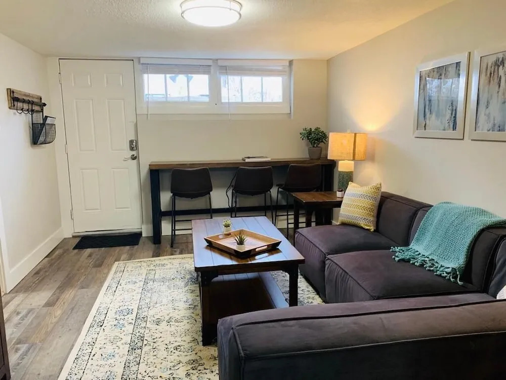 Inviting Bungalow Next to UNC - Free cruiser bikes!