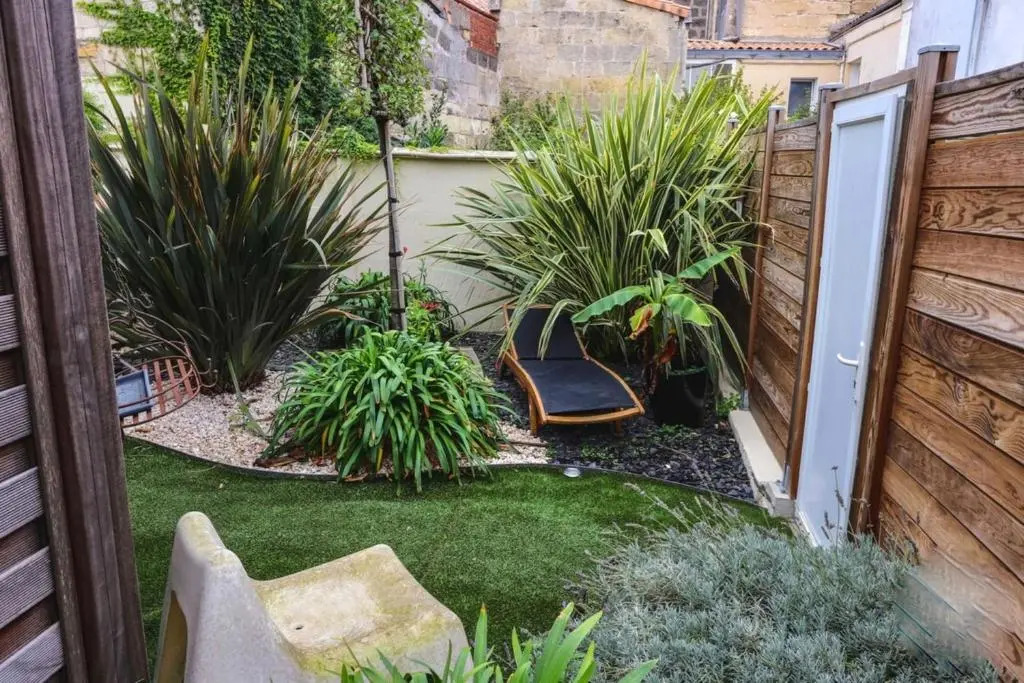 Air-Conditioned Townhouse With 2 Bedrooms Furnished Terrace & Garden