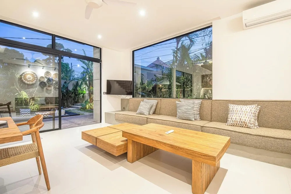 Luxury 5BR Retreat, 400m to Café Del Mar