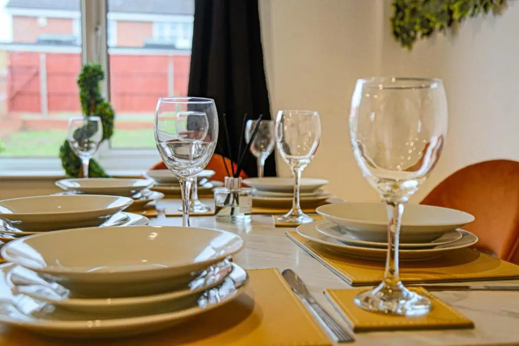 Pannier House - Central MK - Free Parking, Garden, Smart TVs with Netflix by Yoko Property