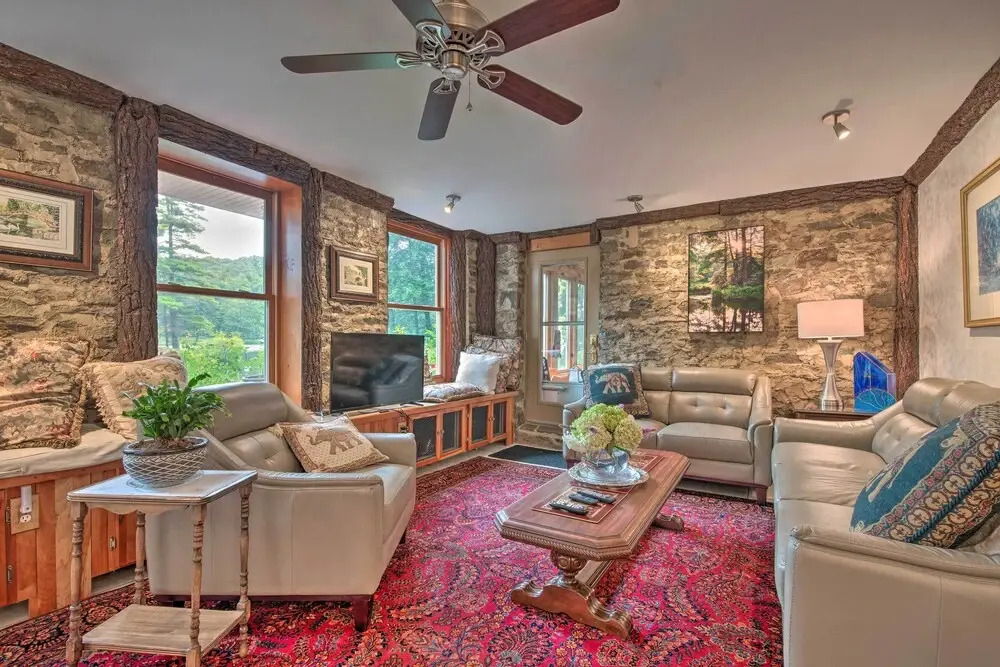 Lakefront Poconos Retreat w/ Hot Tub, Near Hiking!