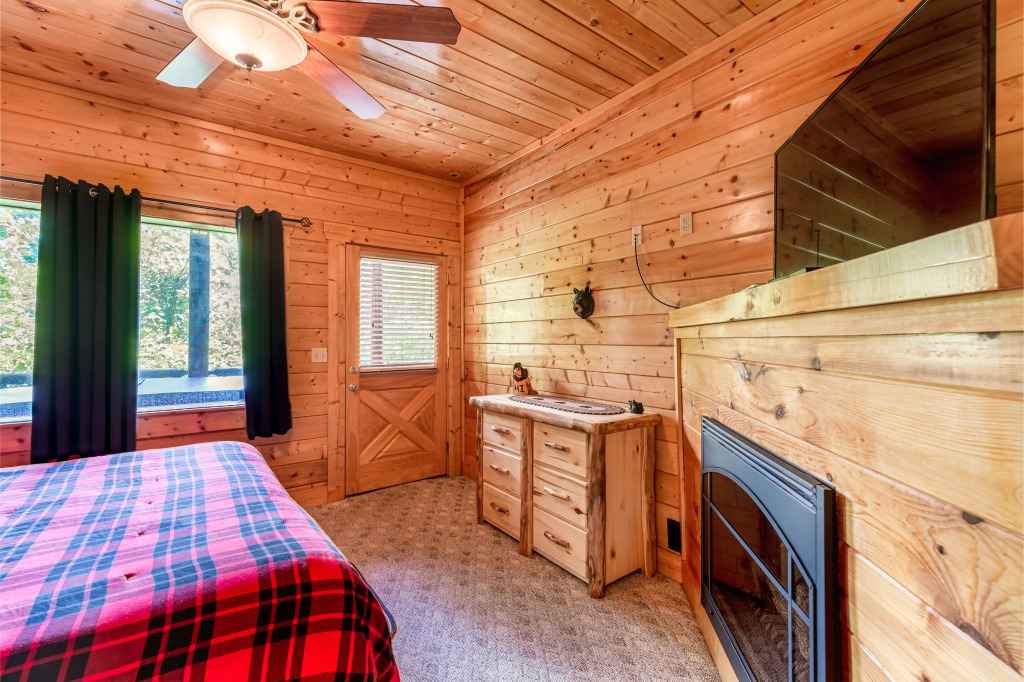 Bear Essentials Lodge Hot Tub Game Room Steam Showers and Community Pool