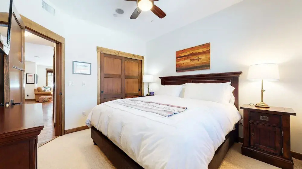 Woodwinds 1271 Spacious Mountain Modern Home with Private Hot Tub, Fireplace and Garage by RedAwning