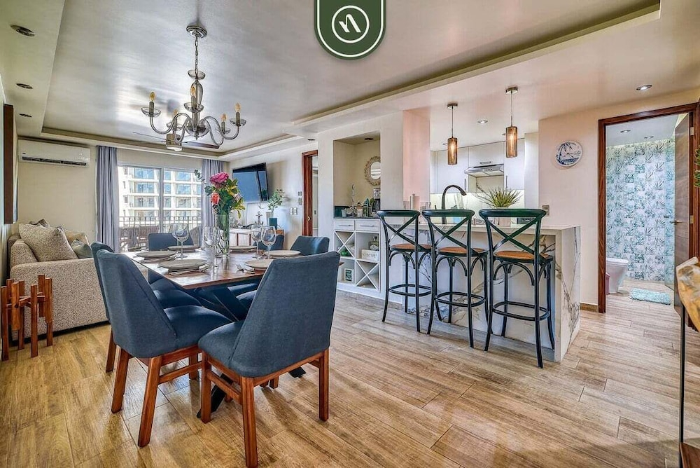 3BR Condo With Private Balcony - Pool - Marina`