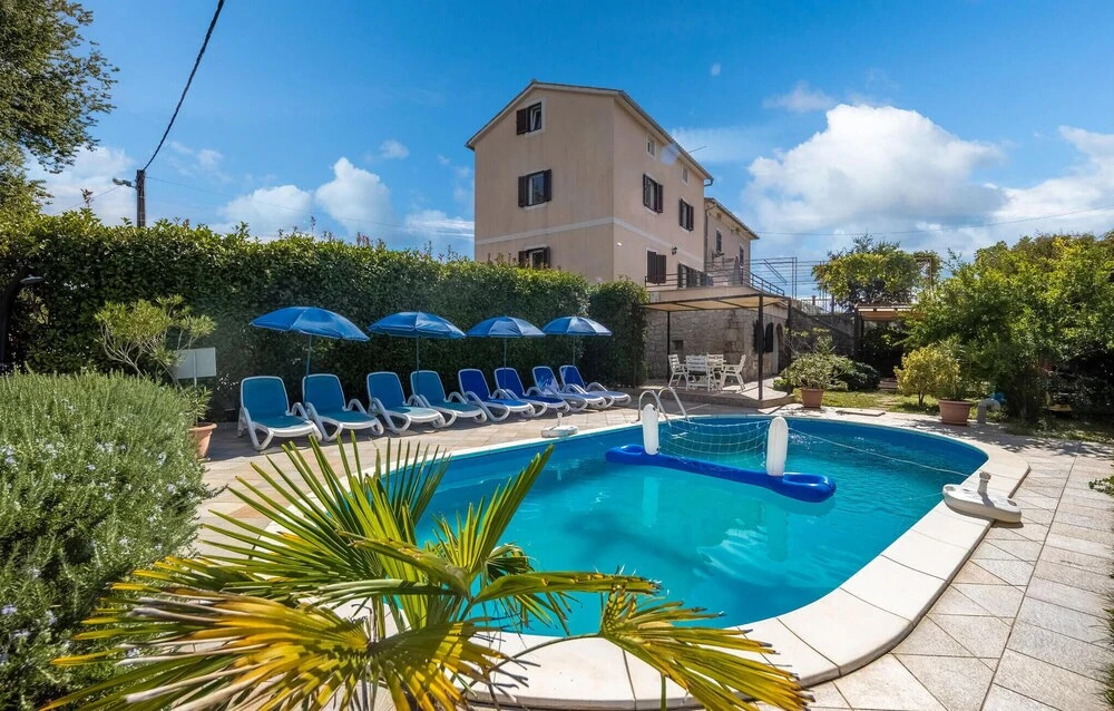 Stunning Home in Sveti Anton With Wifi and 4 Bedrooms