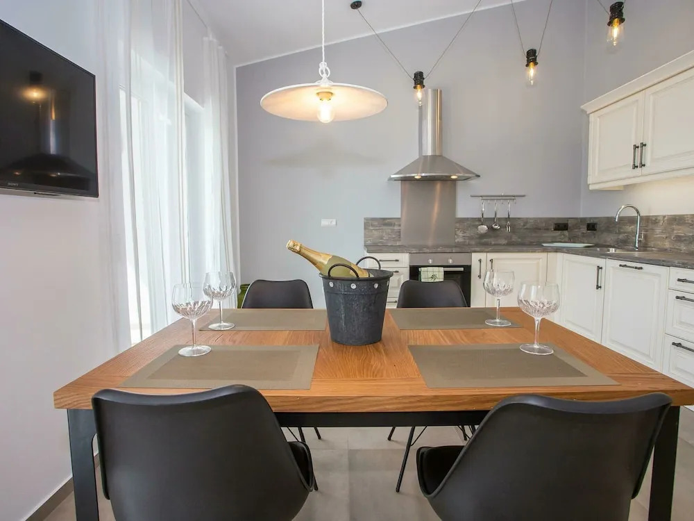 Modern and Well-kept Apartment Within Walking Distance of Restaurant and Beach Banjole